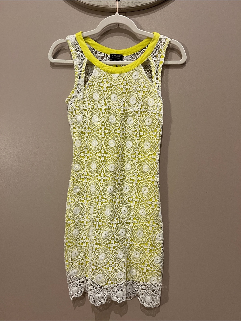 Hommage from Los Angeles White Lace Overlay Yellow Sheath Dress Women’s Small